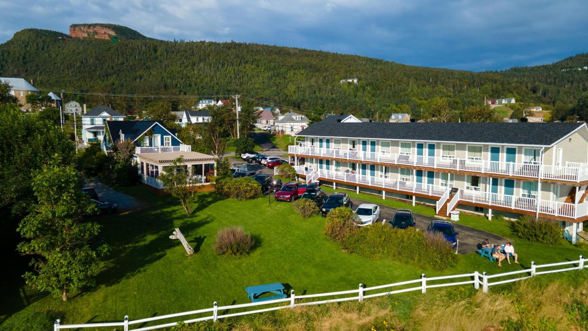 Hotel Les Trois Soeurs Perce Kültér fotó